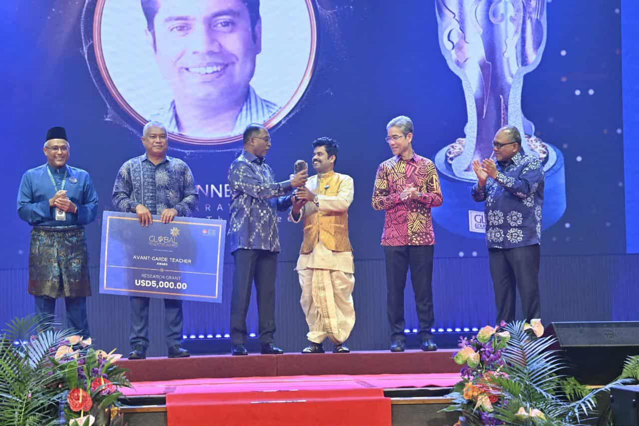 বিশ্বের দরবারে দেশের মুখ উজ্জ্বল করলেন বাংলার শিক্ষক বিশ্বের দরবারে দেশের মুখ উজ্জ্বল করলেন বাংলার শিক্ষক