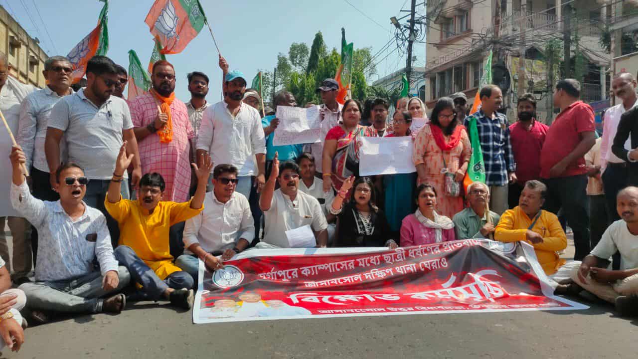 মেডিক্যাল কলেজের ছাত্রীকে গণধর্ষণ – দোষীদের গ্রেপ্তার ও মহিলা সুরক্ষার দাবিতে বিজেপির পথ অবরোধ ও থানা ঘেরাও মেডিক্যাল কলেজের ছাত্রীকে গণধর্ষণ – দোষীদের গ্রেপ্তার ও মহিলা সুরক্ষার দাবিতে বিজেপির পথ অবরোধ ও থানা ঘেরাও