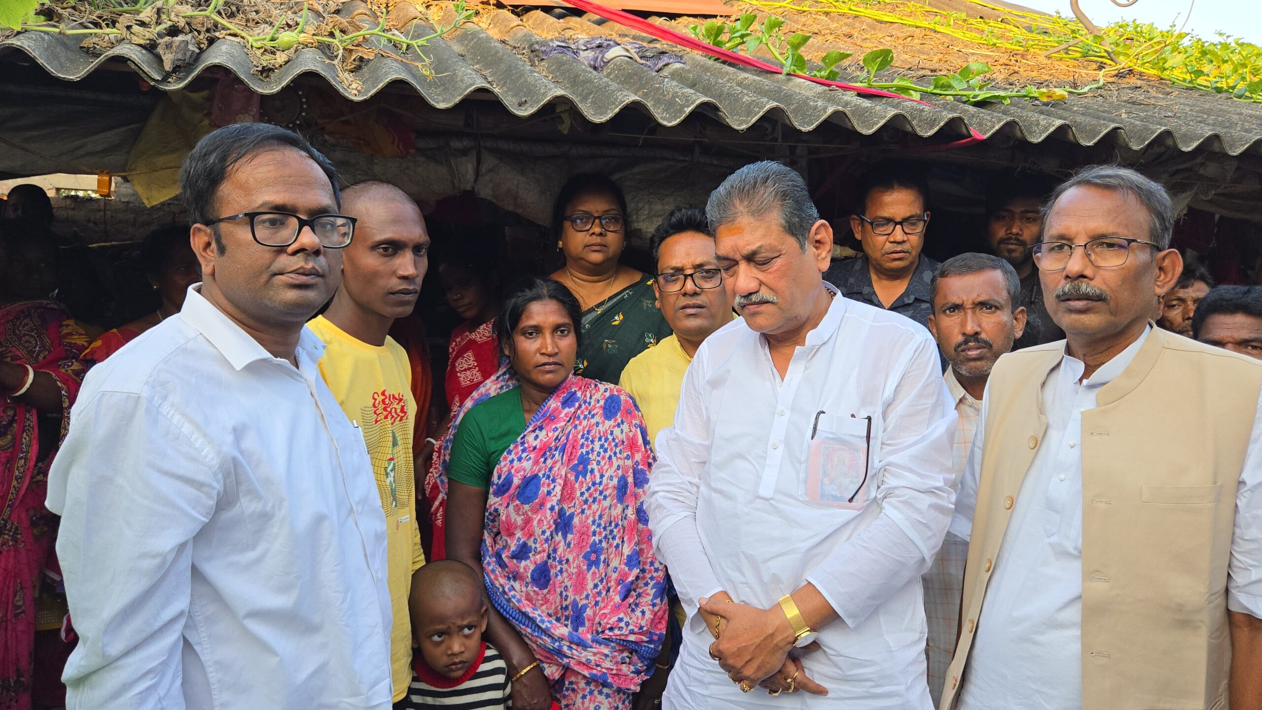 এসআইআর আবহে মৃতের বাড়িতে তৃণমূলের প্রতিনিধি দল