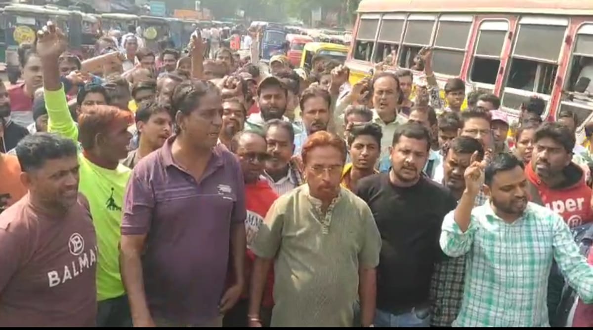 টোটো চালকদের ছাড়ার দাবি জানিয়ে বিএন আর মোড়ের সামনে টোটো চালকের বিক্ষোভ