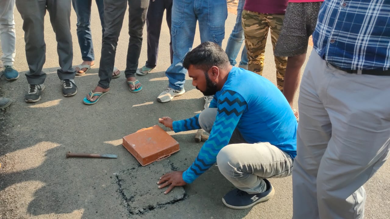 রাস্তা হচ্ছে খারাপ সেই খবরের জেরে ঘটনাস্থলে পৌঁছালেন জেলা পরিষদের বিশেষ টিম