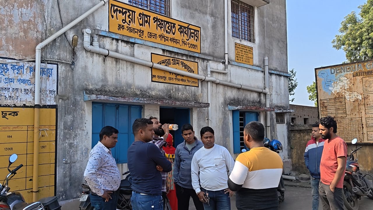দেন্দুয়া গ্রাম পঞ্চায়েত অফিসে ঢুকে এক যুবককে মারধর করার অভিযোগ উঠলো কুলটি থানার দেবীপুর গ্রামের দুই যুবকের বিরুদ্ধে
