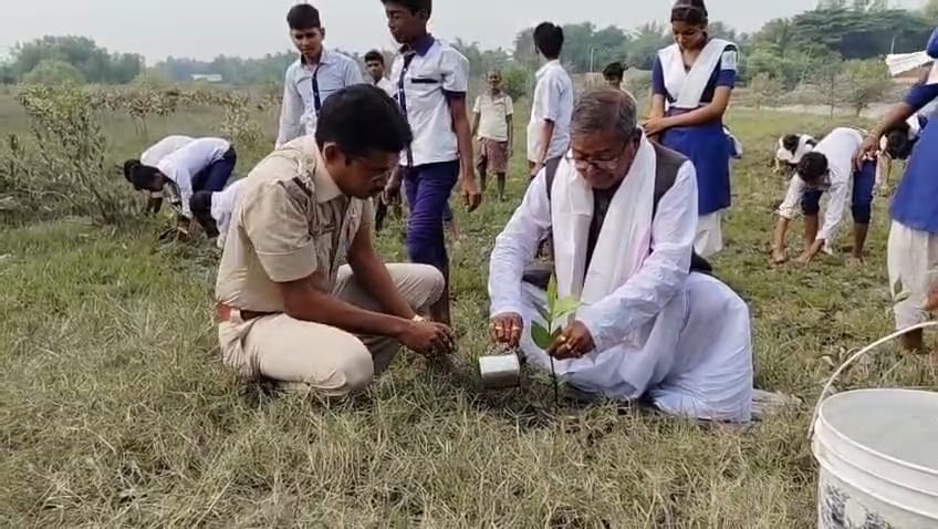 সুন্দরবনের বাঁধ রক্ষায় মন্ত্রীর সঙ্গে ম্যানগ্রোভ রোপণ স্কুলছাত্রদের