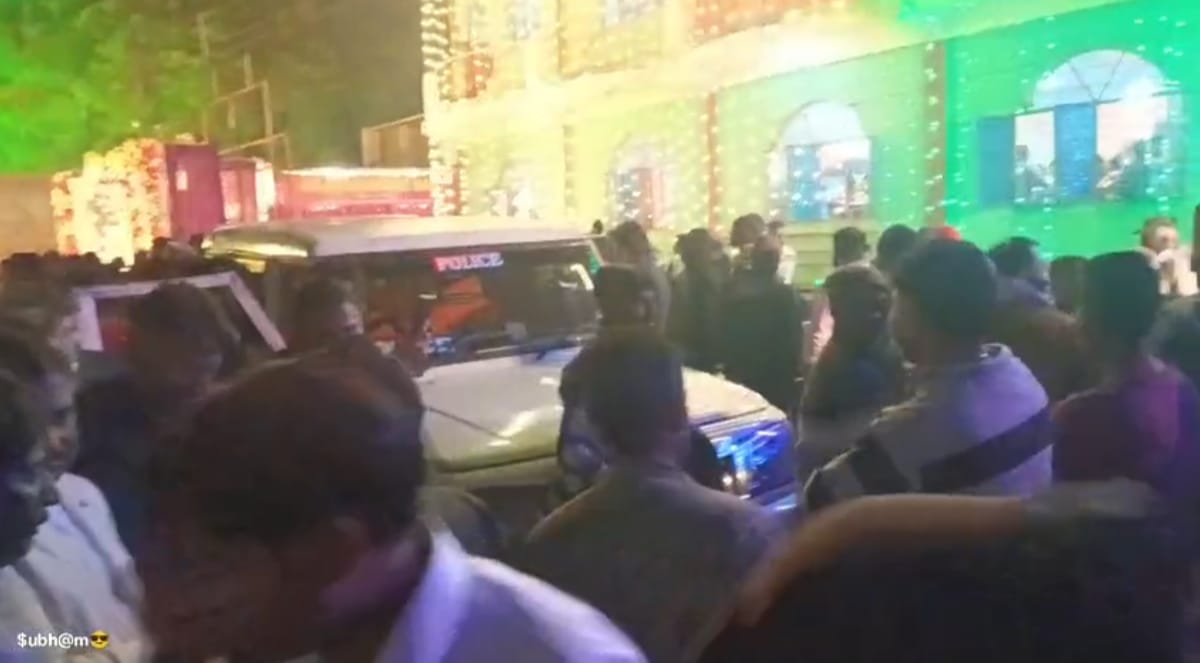 বিয়েবাড়ির সামনে দাড়িয়ে থাকা 10 টি বাইক ও 3 টি চার চাক গাড়িা গুড়িয়ে দিল নিয়ন্ত্রণহিন ট্রাক