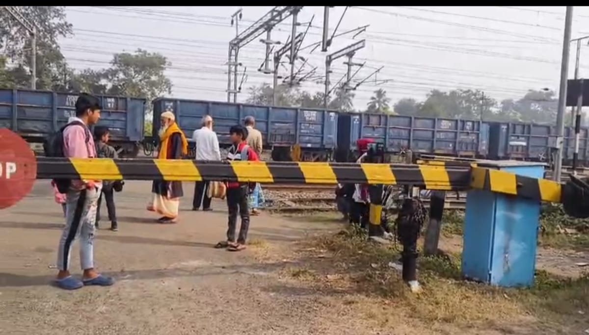 সীতারামপুর রেলওয়ে স্টেশনে ওভার ব্রিজ এবং আন্ডারপাস না থাকার কারনে দেড় ঘন্টা মৃতদেহ নিয়ে দাঁড়িয়ে রইলো মৃত ব্যক্তির পরিবার