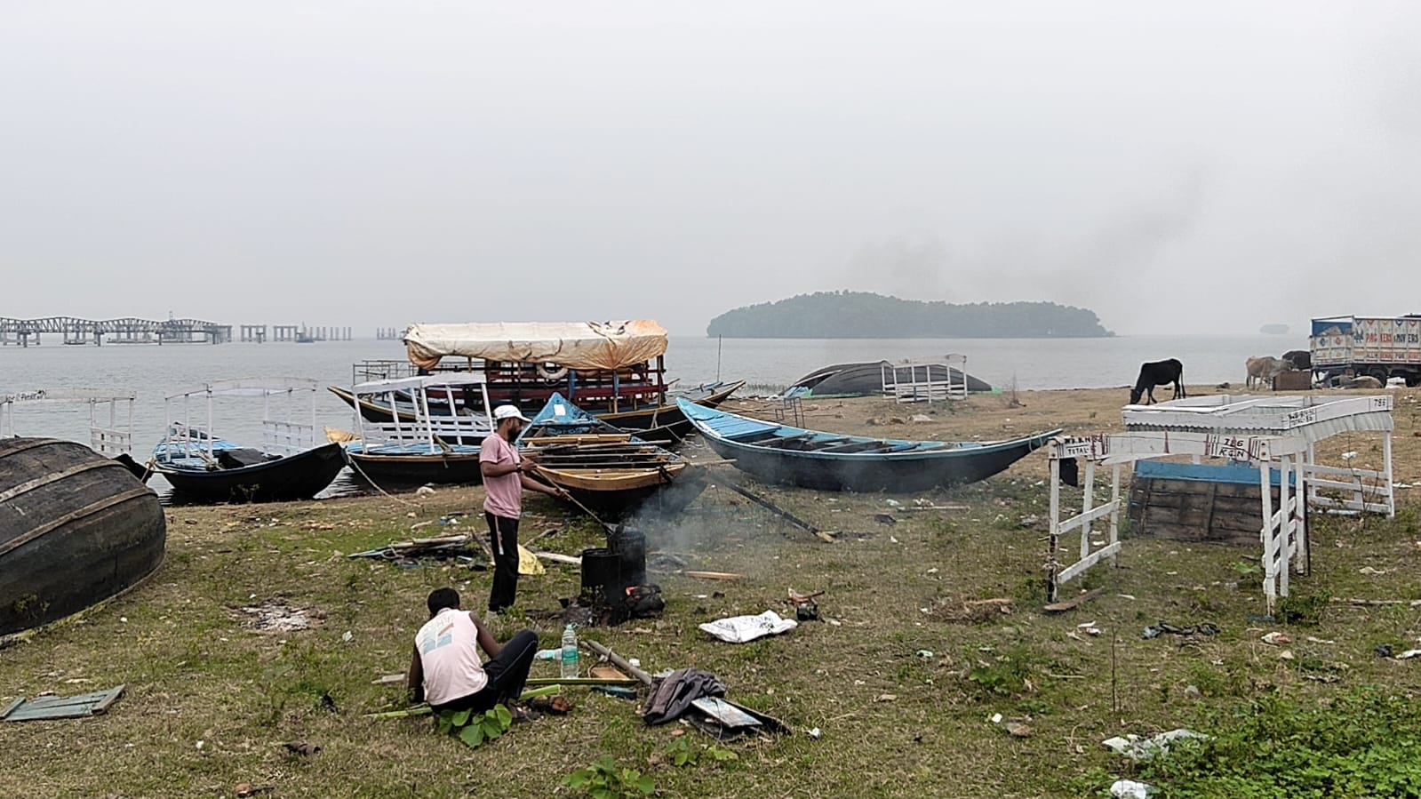 নৌকা চালকদের অপেক্ষার অবসান ,শীত পড়তেই পর্যটকদের আগমনে নৌকা চালকদের প্রস্তুতি তুঙ্গে