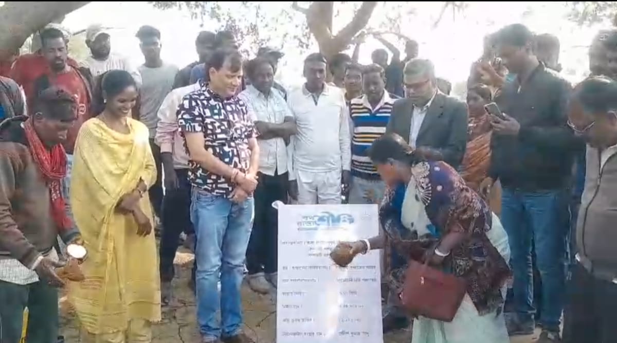 দোমোহানি গ্রাম পঞ্চায়েতে পথশ্রী প্রকল্পে ২৪ লক্ষ ৫৮ হাজার টাকা ব্যয়ে ৫১০ মিটার রাস্তার উদ্বোধনে বারাবনির বিধায়ক