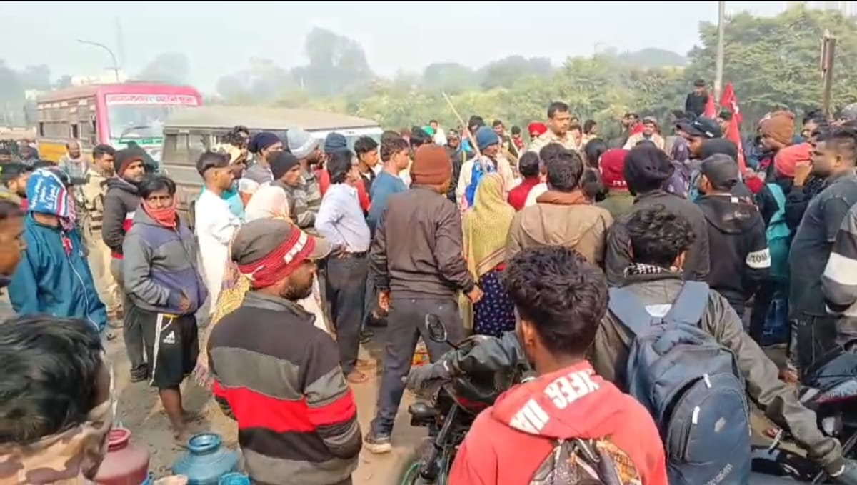 সময়মতো পানীয় জল না পাওয়ায় রাস্তা অবরোধ করে বিক্ষোভ স্থানীয়দের