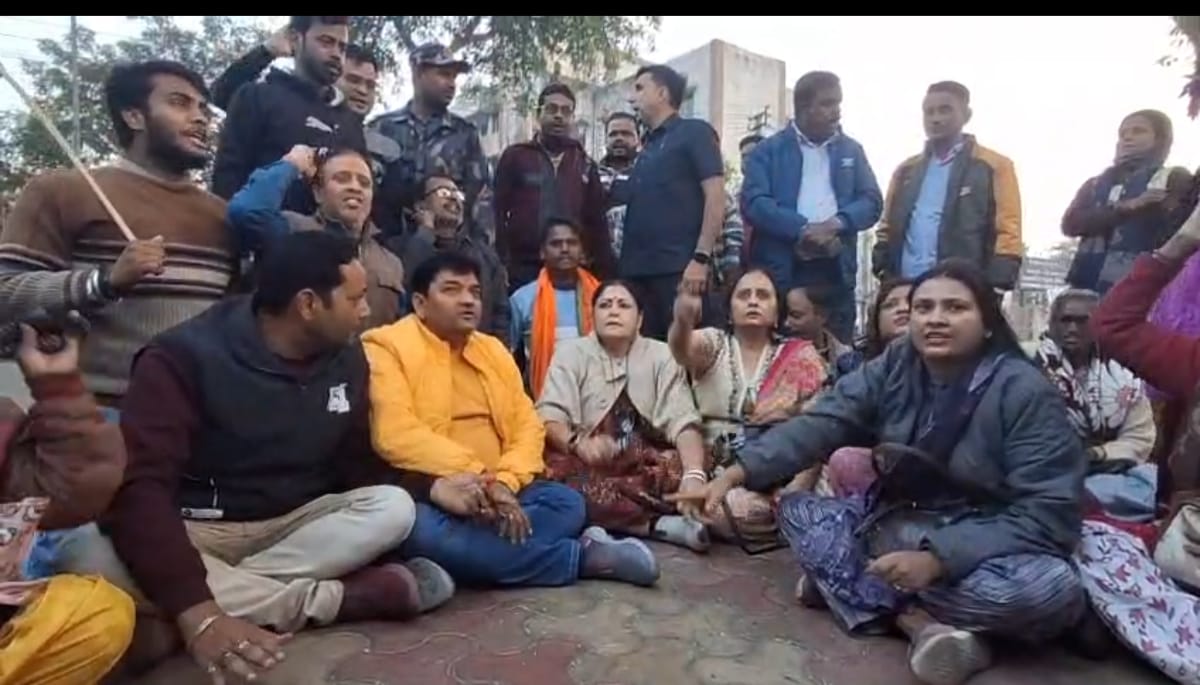 আসানসোলে বালি মাফিয়াদের বিরুদ্ধে বিক্ষোভ, বিজেপি নেতাদের গ্রেপ্তারের দাবি