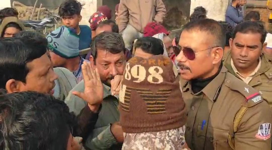 রাস্তার হাল বেহাল, প্রতিবাদে দীর্ঘক্ষণ সড়ক অবরোধ করলো স্কুল পড়ুয়া এবং স্থানীয় মানুষ