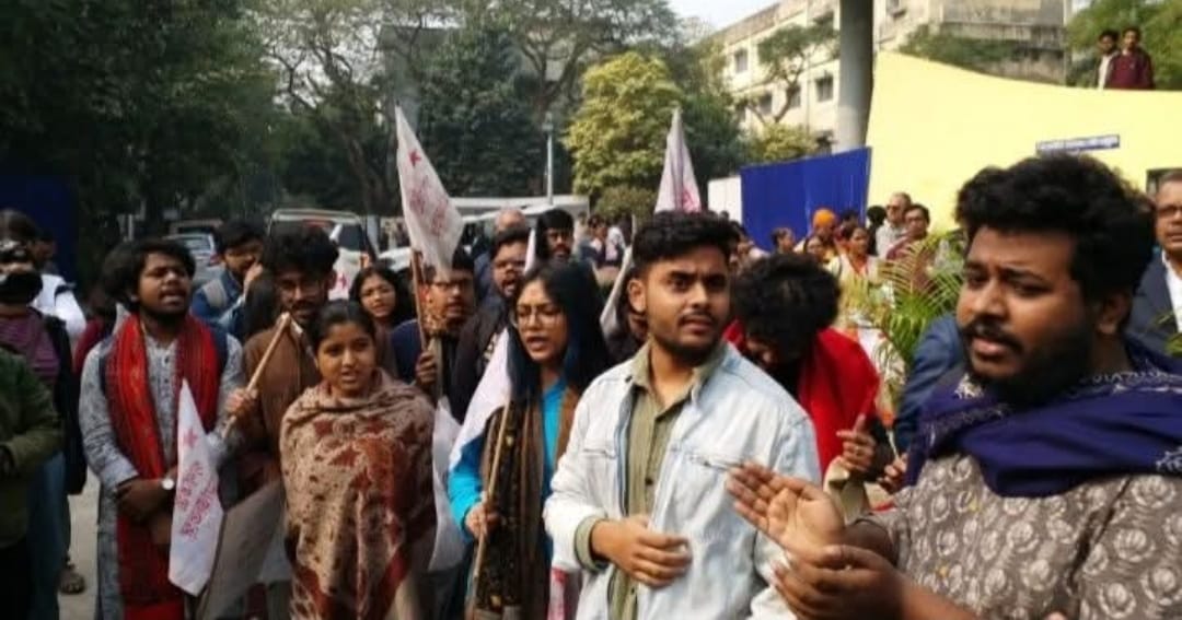 যাদবপুর বিশ্ববিদ্যালয়ের সমাবর্তন অনুষ্ঠান- আচার্যকে ঘিরে বিক্ষোভ