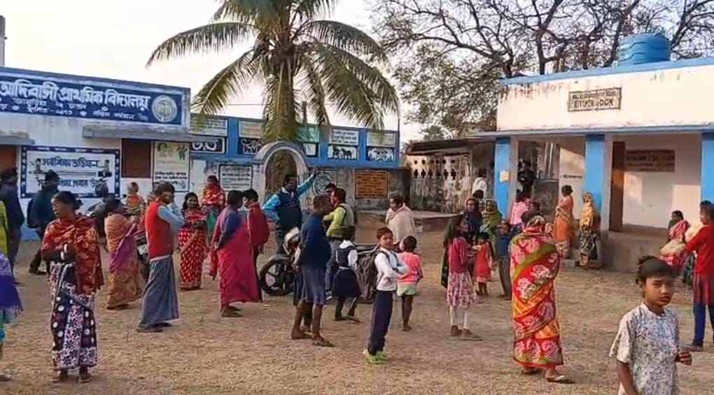 হেডমাস্টার কে নিয়ে অভিযোগের পাহাড়, এত কিছুর পরেও উদাসীন প্রশাসন !! প্রতিবাদ করে কাল ঘাম ছুটেছে অভিভাবক মহলে