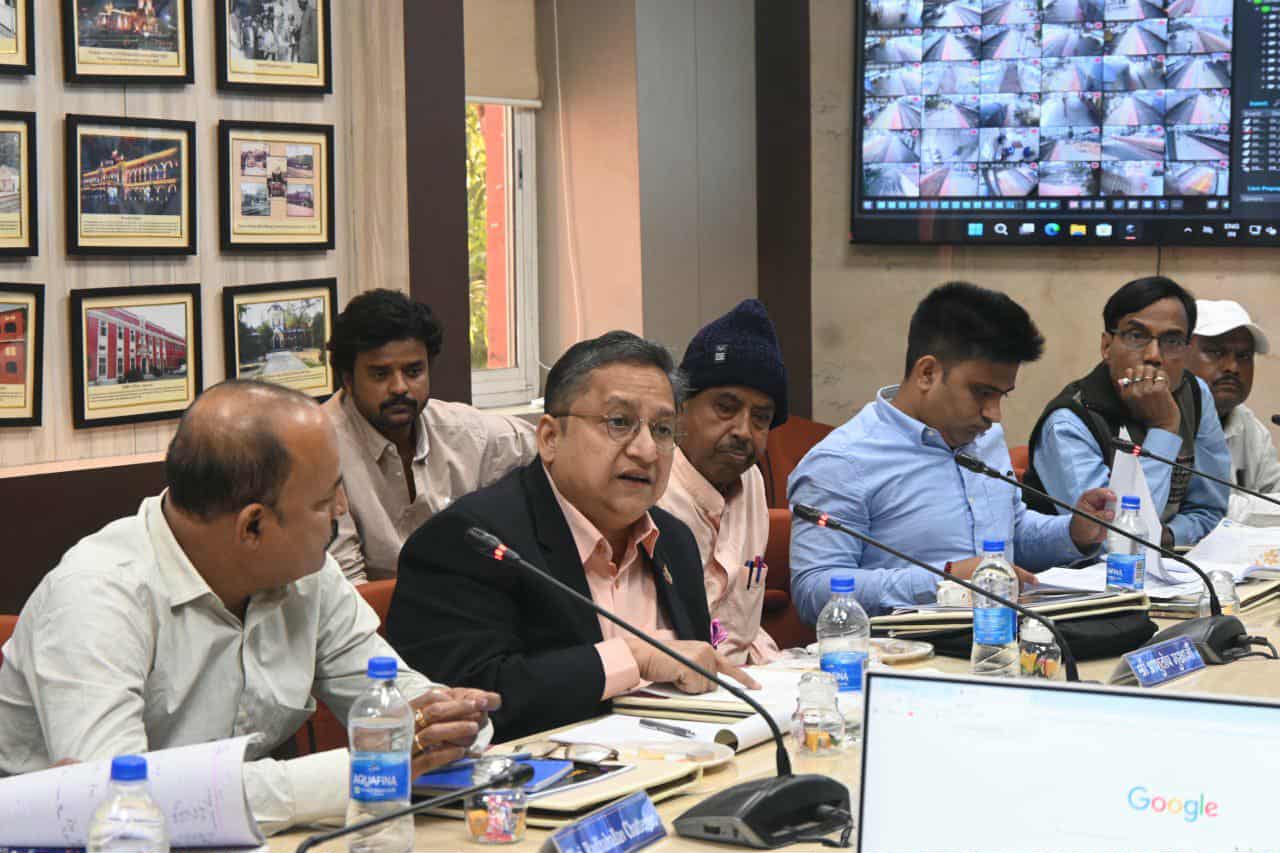 आसनसोल मंडल रेल प्रबंधक कार्यालय में अपर मंडल रेल प्रबंधक प्रवीण कुमार प्रेम की अध्यक्षता में आसनसोल मंडल के डिविजनल रेलवे यूजर्स कंसलटेटिव कमिटी की महत्वपूर्ण बैठक