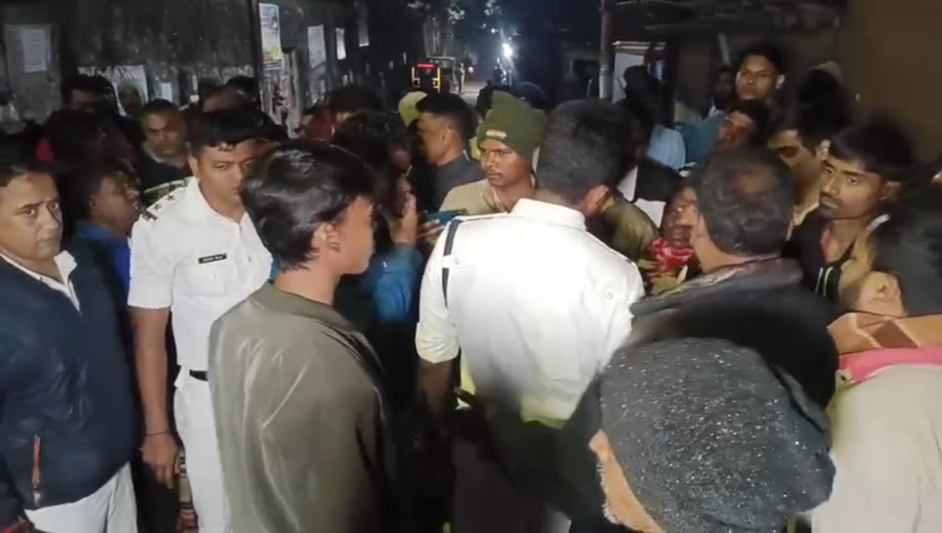 টোটো চুরির ঘটনাকে কেন্দ্র করে উত্তাল নাজিরগঞ্জ