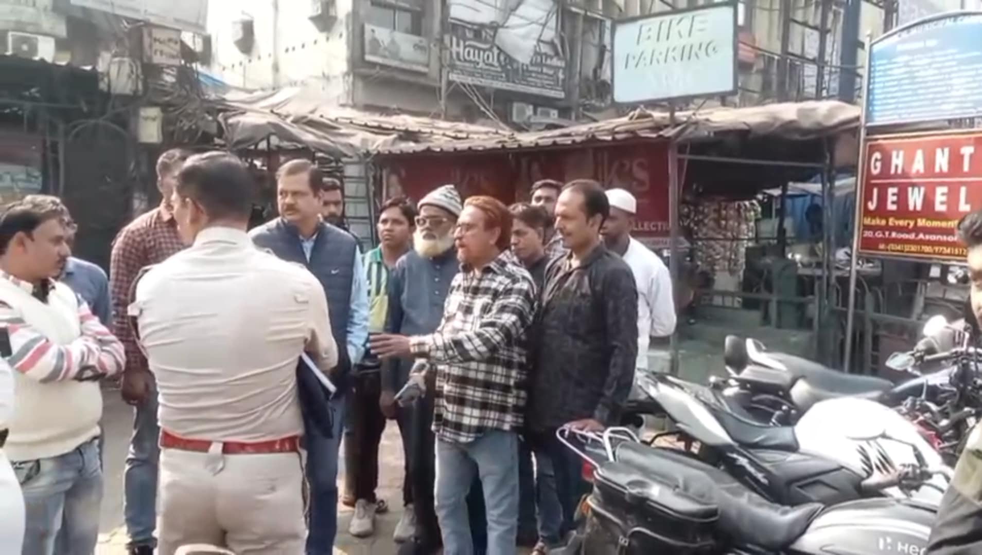 আসানসোলের হটন রোড জাম মুক্ত করতে এলাকা পরিদর্শনে ডেপুটি মেয়র এবং পুলিশ প্রশাসন