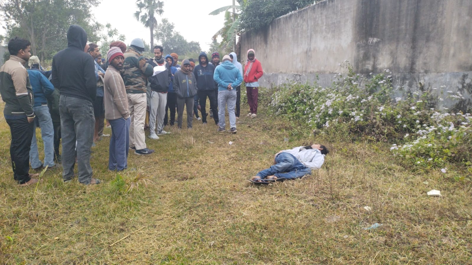 পুকুরের ধারে ১৫ বছর বয়সী যুবকের মৃতদেহ উদ্ধার, তদন্তে পুলিশ