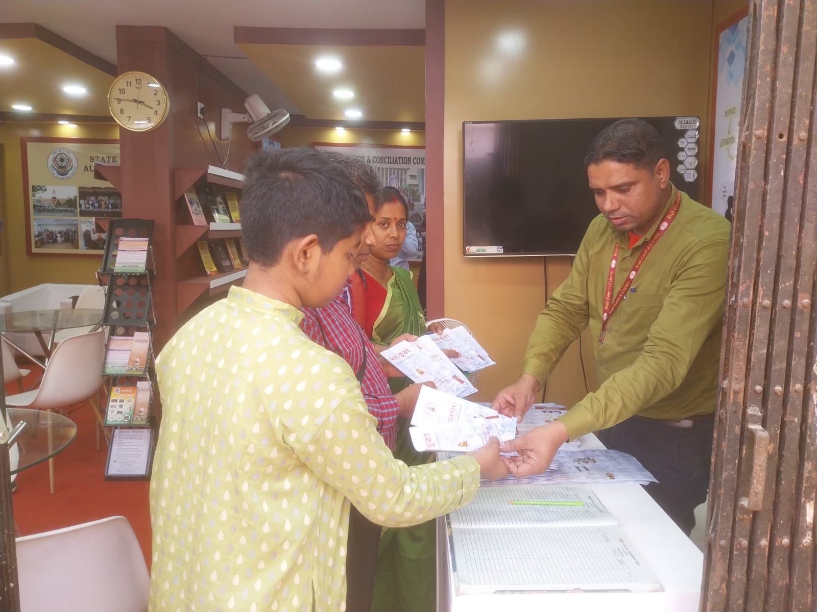 বইমেলায় জমজমাট হাইকোর্টের মিডিয়েশন কমিটির স্টল