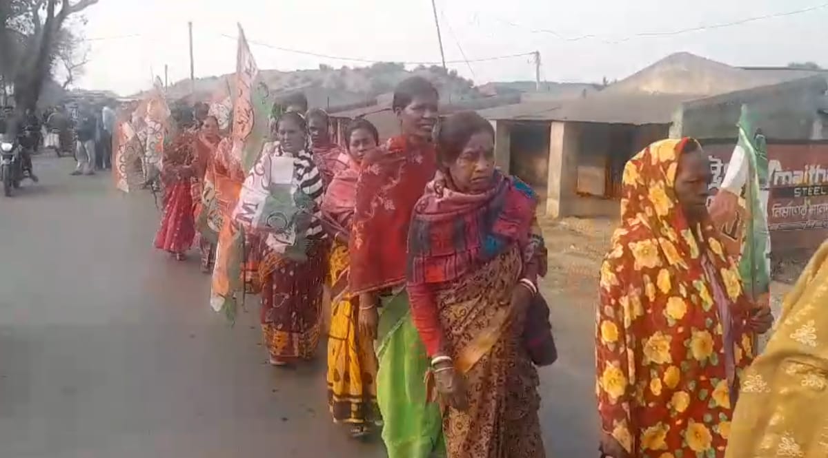 বারাবনি ব্লকের জামগ্রাম পঞ্চায়েত অফিস কার্যালয় থেকে চার নম্বর কালী মন্দির পর্যন্ত এস আই আর নিয়ে বিক্ষোভ মিছিল