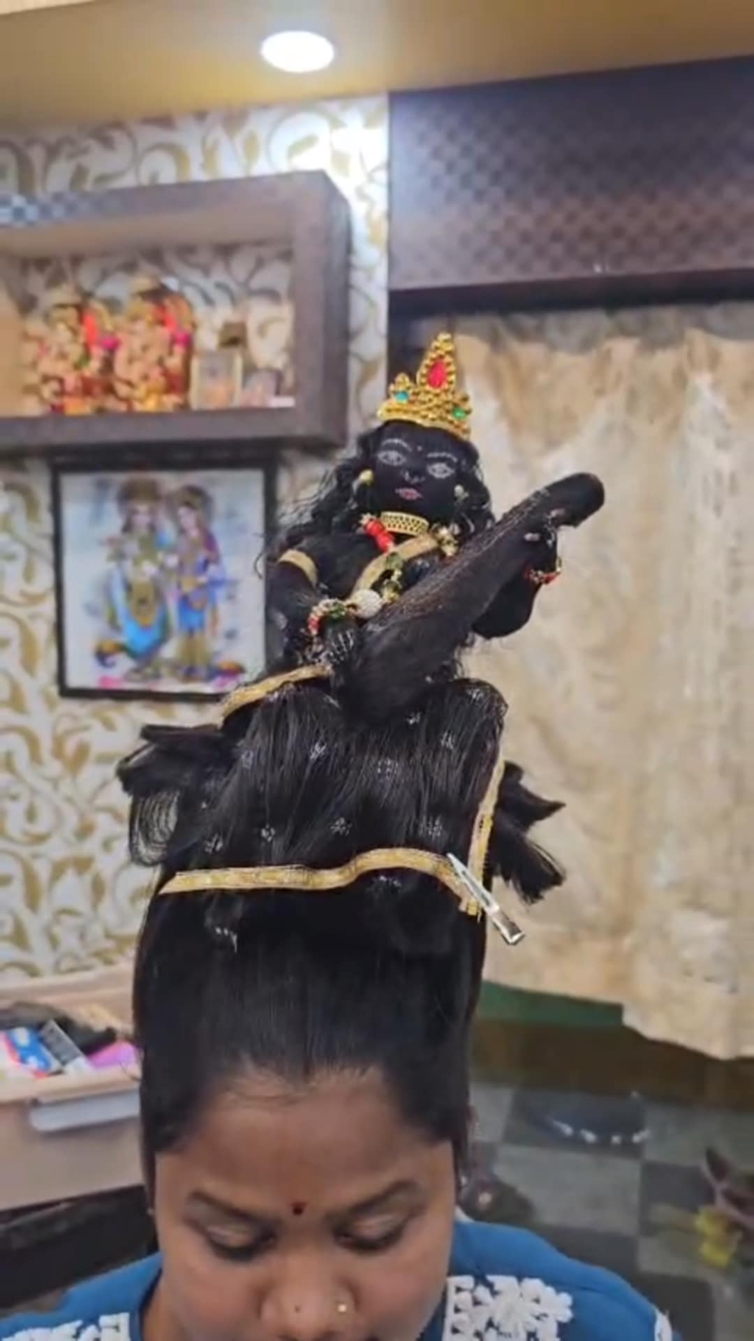 বাগনান নিবাসী সুশান্ত দাস মাথার চুলের মধ্যেই মা সরস্বতীকে তৈরি করে চমকে দিলেন