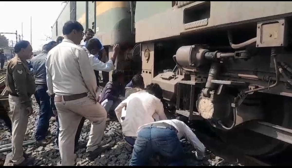 रेलवे फाटक बंद होने पर रेलवे लाइन पार करते समय तीन बाइक सवारों ने चलती ट्रेन ते टकराया बाल बाल बचे बाइक साबर