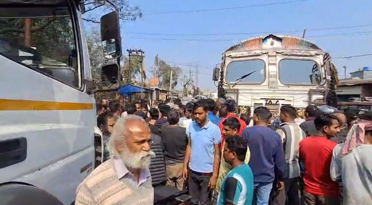 সড়ক দুর্ঘটনার জেরে উত্তাল কুনুস্তোড়িয়া মোড়, ক্ষুব্ধ জনতার রাস্তা অবরোধ