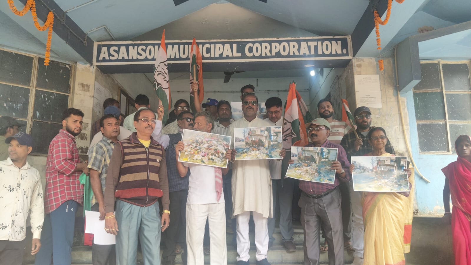 সাফাই কর্মী এবং আশাকর্মীদের দাবি মানতে হবে, কুলটি বোরো কার্যালয়ে কংগ্রেসের বিক্ষোভ