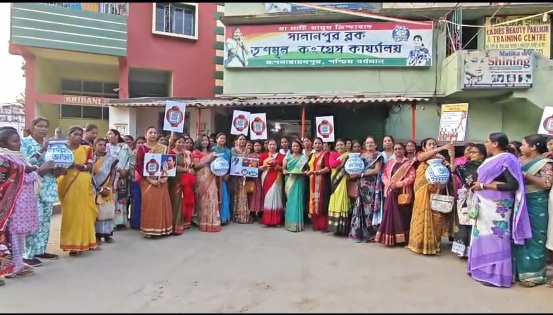 লক্ষ্মীভান্ডার প্রকল্পে ভাতা বৃদ্ধি হওয়ায় অকাল দোল উৎসব মেজাজে মাতলো সালানপুর ব্লক তৃণমূল কংগ্রেসের মহিলা কর্মিরা ও এলাকার মহিলারা