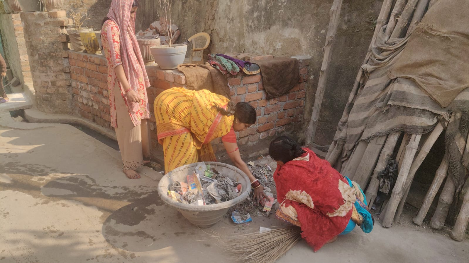 কুলটির ৬০ নং ওয়ার্ডের সাফাই কর্মীরা সাফাইয়ের কাজ শুরু করলো