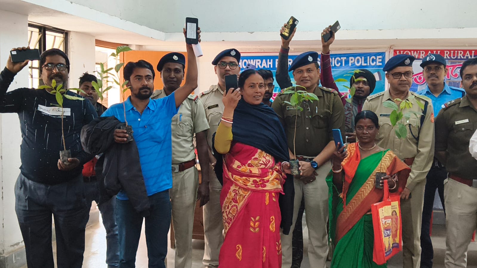 চুরি যাওয়া ফোন তুলে দেওয়া হলো মালিকদের হাতে 