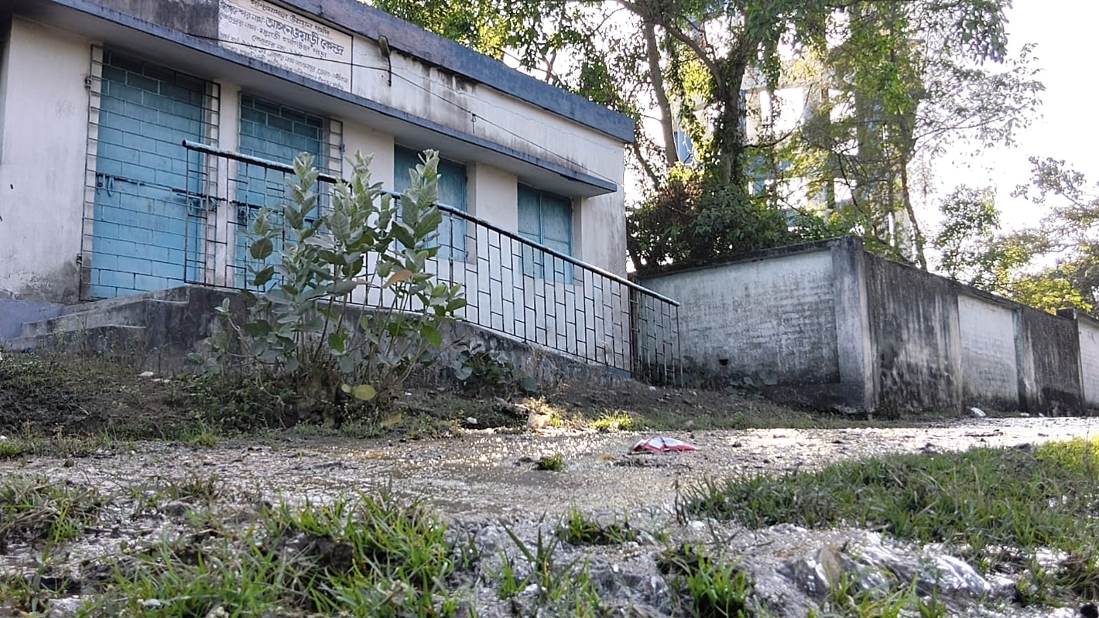 জল সরবরাহের মেন পাইপ ফেটে বিপত্তি।জল না পাওয়ায় সমস্যায় পড়েছে গ্রাম বাসী।জলমগ্ন অঙ্গণওয়ারি স্কুলের সামনে অংশ