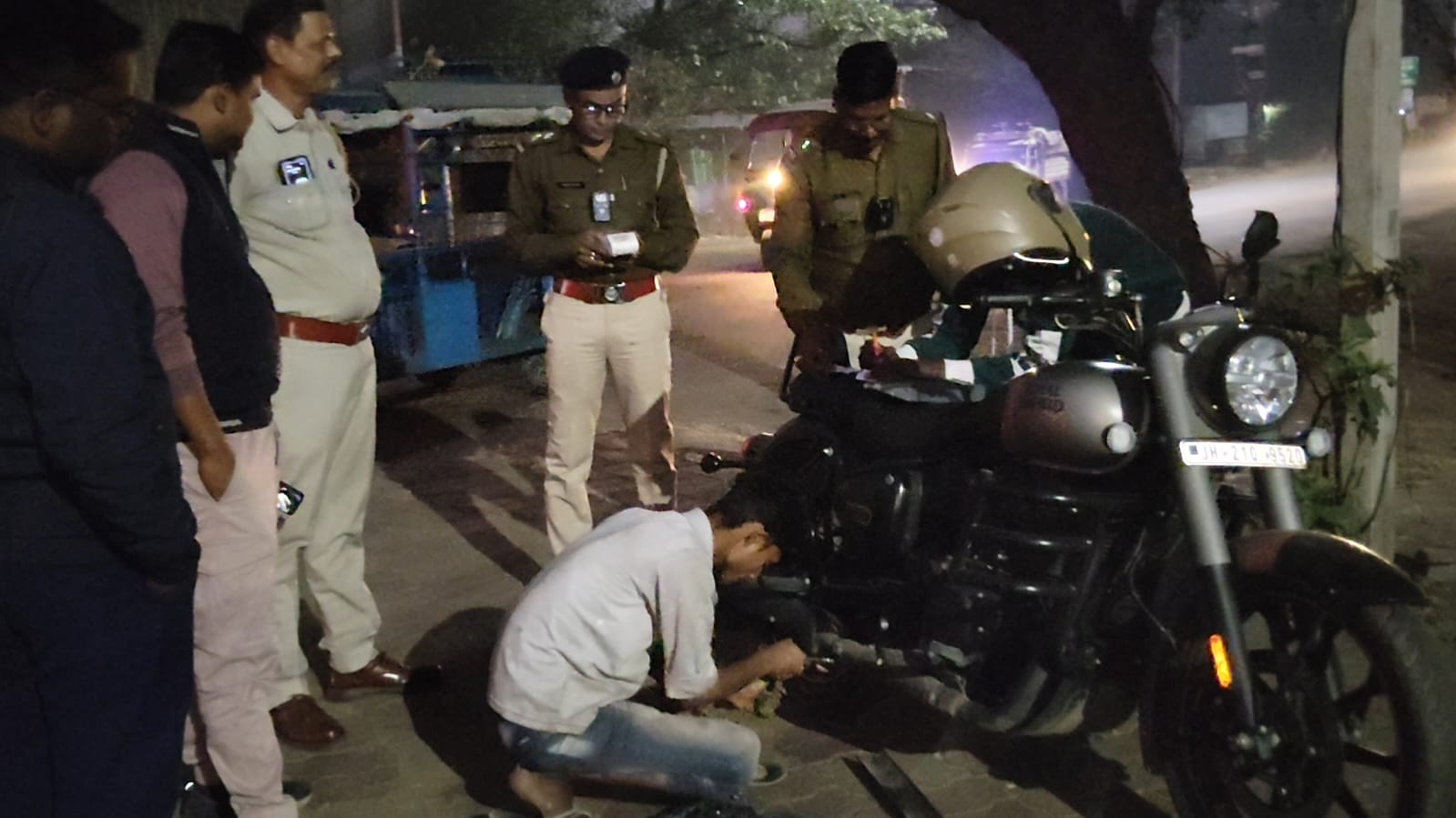 শব্দ দূষণ রোধ করতে বেআইনি সাইলেন্সার পাইপ ব্যবহারের বিরুদ্ধে কুলটি ট্র্যাফিক পুলিশ এর উদ্যোগে অভিযান