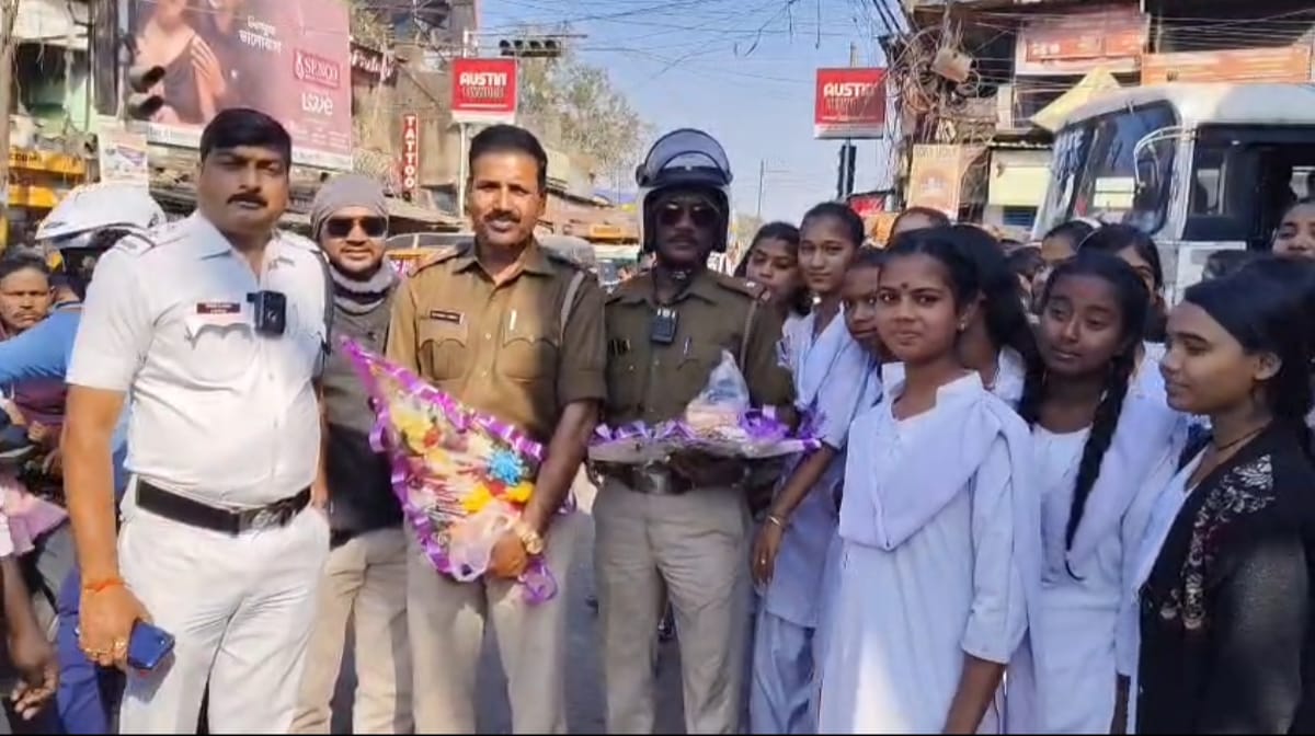 মাধ্যমিক পরীক্ষার শেষ দিনে ছাত্র-ছাত্রীরা পুলিশকে ফুলের তোড়া দিয়ে সম্বর্ধনা দিলেন বরাকারে