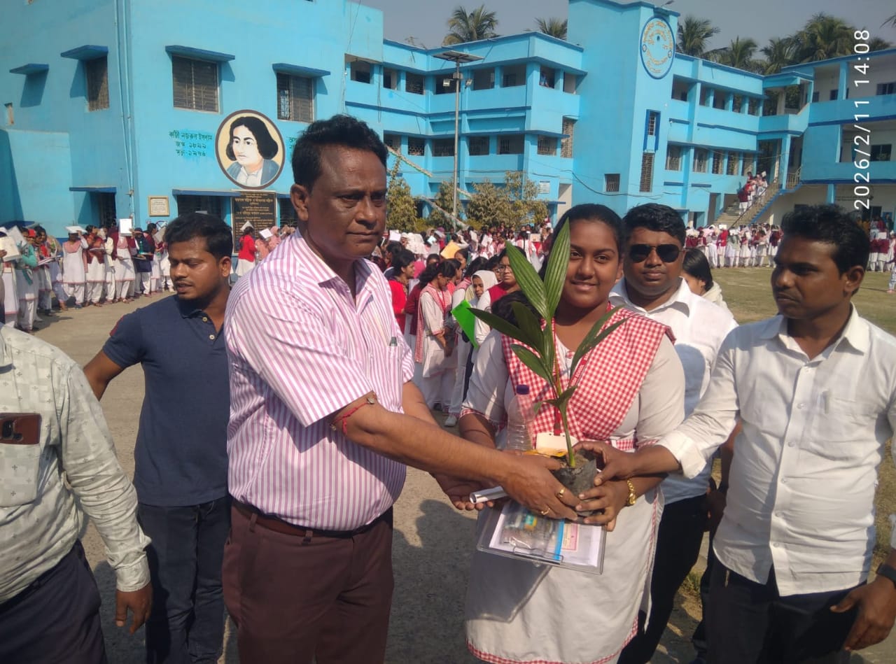 মাধ্যমিকের শেষ দিনে মানুষের মিলন মেলা, আবারও এক বছর অপেক্ষা এনবিএম ফুটবল মাঠ