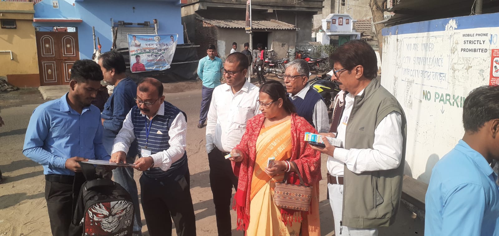 উচ্চ মাধ্যমিক পরীক্ষার্থীদের ফুল ও পেন দিয়ে শুভেচ্ছা জানালেন সালানপুর ব্লক তৃণমূল কংগ্রেস কর্মীবৃন্দ