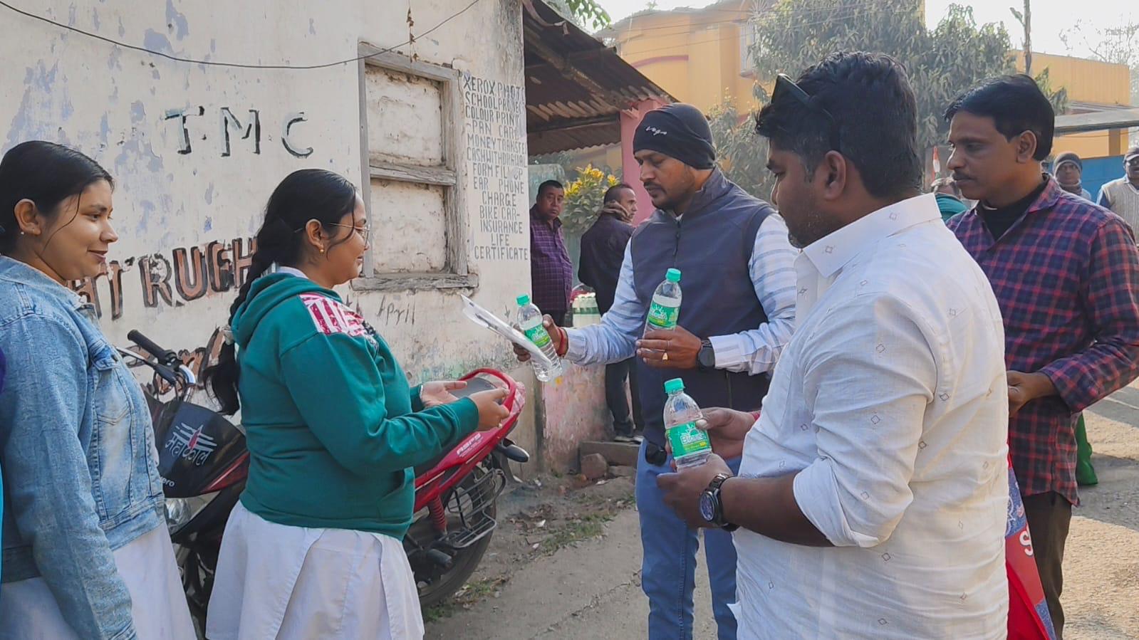 কুলটি বিধানসভার ৮টি পরীক্ষা কেন্দ্রে শুরু হলো উচ্চ মাধ্যমিক পরীক্ষা, পরীক্ষার্থীদের দেওয়া হলো শুভেচ্ছা