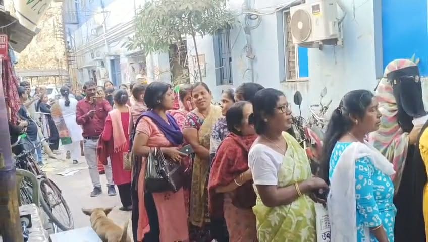 ভোটের আগে লক্ষী ভান্ডারের আশাতেই হাজার হাজার মহিলারা এখন সমাজ কল্যাণ দপ্তরের অফিসে লাইন দিয়ে দাঁড়িয়ে