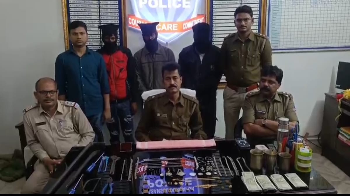 বাঁকুড়ার কুখ্যাত তিন দাগি দুষ্কৃতী সহ চুরি করার যাবতীয় যন্ত্রপাতি ধরা পড়ল পুলিশের জালে