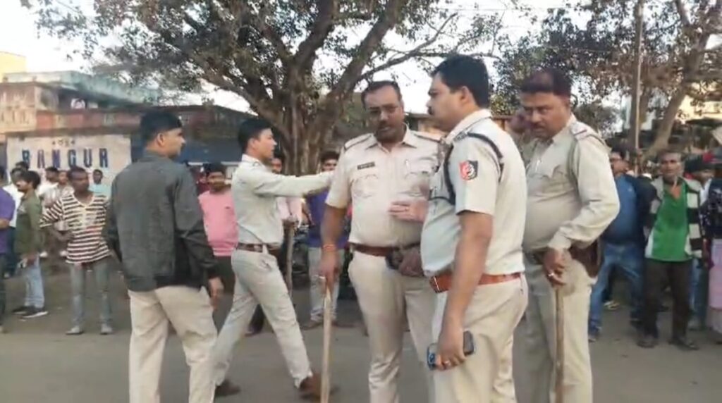 নিয়ামতপুরে আম্বেদকর মূর্তি নিয়ে বিজেপি-তৃণমূল সংঘর্ষ, ভারী পুলিশ মোতায়েন