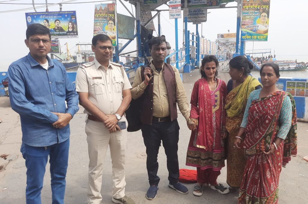 সাগর থানার ওসি ও হ্যাম রেডিওর মানবিক জয়: গঙ্গাসাগরে হারিয়ে যাওয়া রজনী ফিরছেন ঘরে