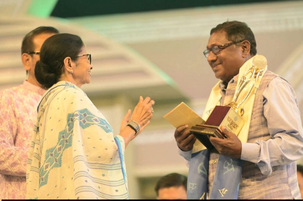 রাজ্য সরকারের দেওয়া মুখ্যমন্ত্রীর হাত দিয়ে বঙ্গভূষণ সম্মানে ভূষিত হলেন সালানপুরের বাসিন্দা নন্দলাল বাউরি