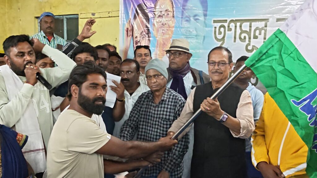মন্ত্রী মলয় ঘটকের হাত ধরে বিজেপি সহ অন্যান্য দল ছেড়ে প্রায় ৩৫০ জন তৃণমূলে যোগদান