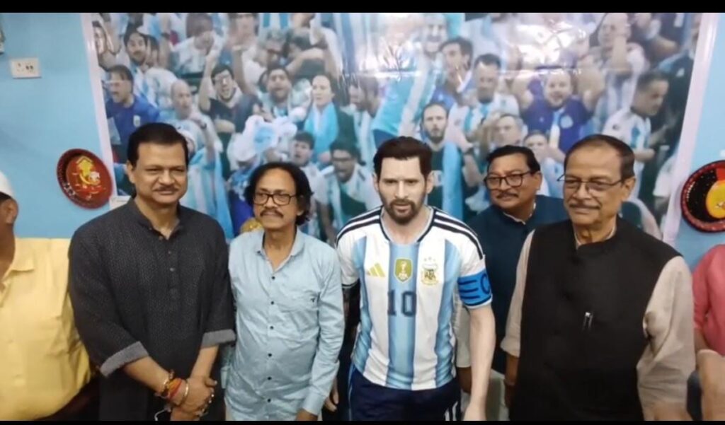 আর্জেন্টিনার ফুটবলার লিওনেল মেসির মোমের মূর্তি তৈরি করলেন শিল্পী সুশান্ত রায়