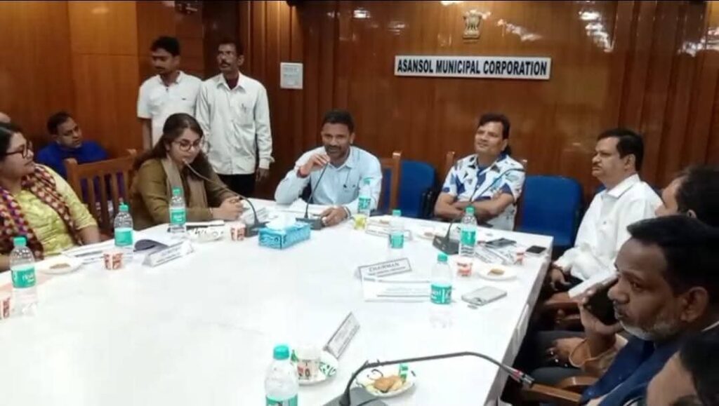 আসানসোলে ‘আমাদের পাড়া, আমাদের সমাধান’ ও ‘পথশ্রী’ প্রকল্প নিয়ে বৈঠক