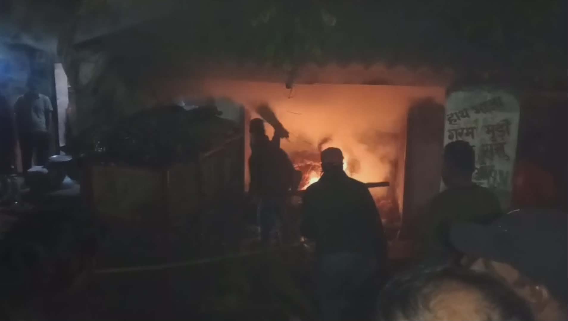 কুলটি বিধানসভার সিতারামপুরে বিচালি গোডাউনে ভয়াবহ অগ্নিকাণ্ডে আতঙ্ক এলাকায়