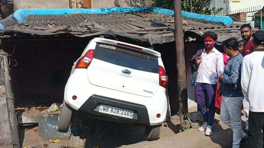 নিয়ন্ত্রণ হারিয়ে চায়ের দোকানে গাড়ি, গ্রেপ্তার  চালক 