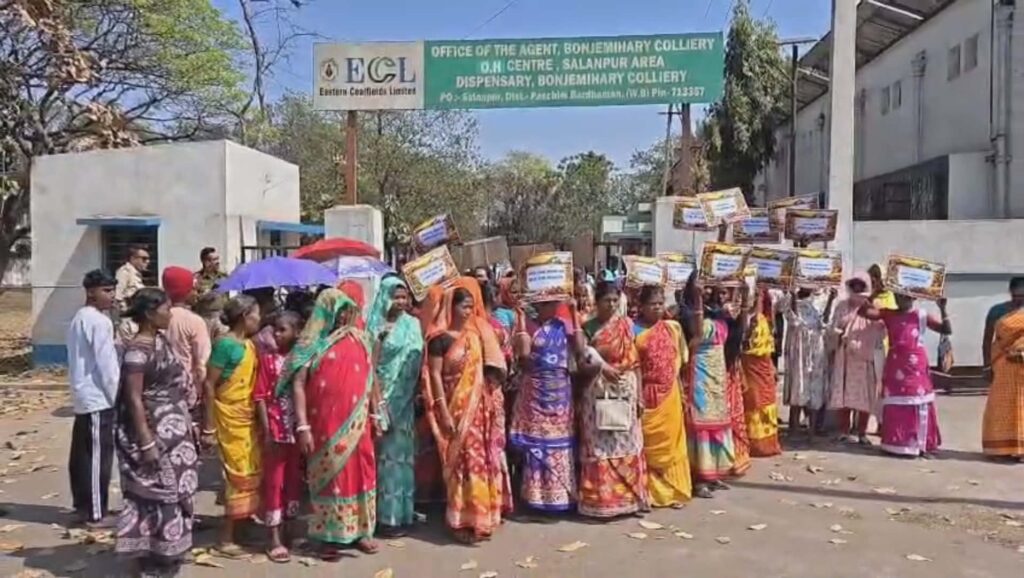 কয়লা খনিতে স্থানীয়দের কাজের দাবি তুলল এলাকাবাসী 