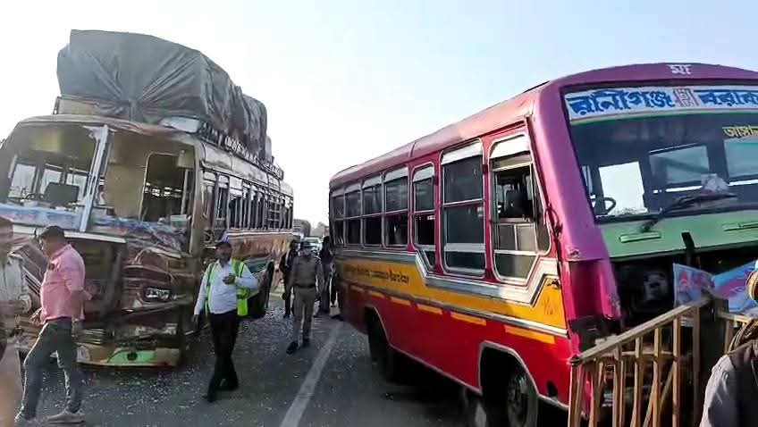 জাতীয় সড়কে দুর্ঘটনা, আহত ২০ জন বাসযাত্রী