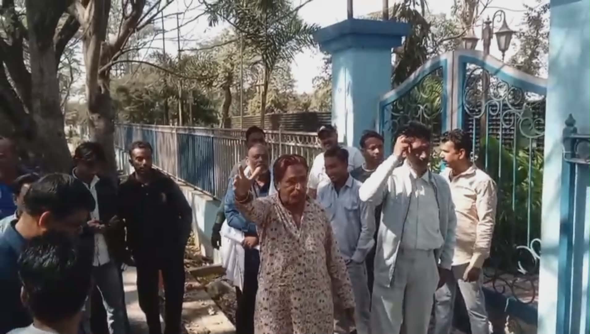 আজও বিকল্প দোকান পেলনা ব্যবসায়ীরা