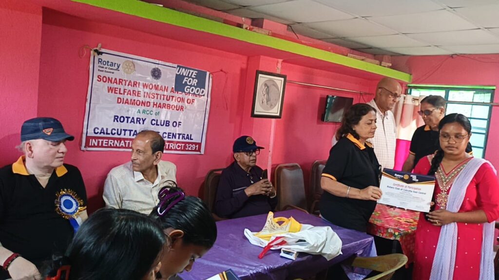 স্বেচ্ছাসেবী সংগঠনের চক্ষু পরীক্ষা শিবির ও চশমা বিতরণ