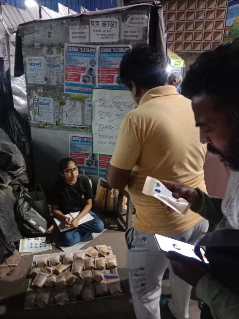 ভেষজ আবির বিক্রি করলেন কলেজ ছাত্রী